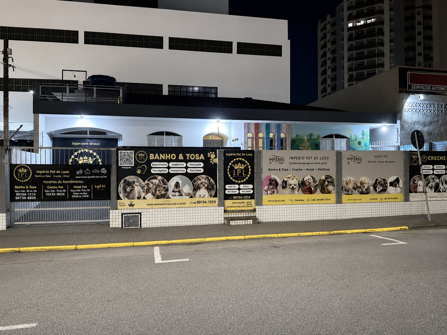 Fachada da Império Pet de Luxo à noite